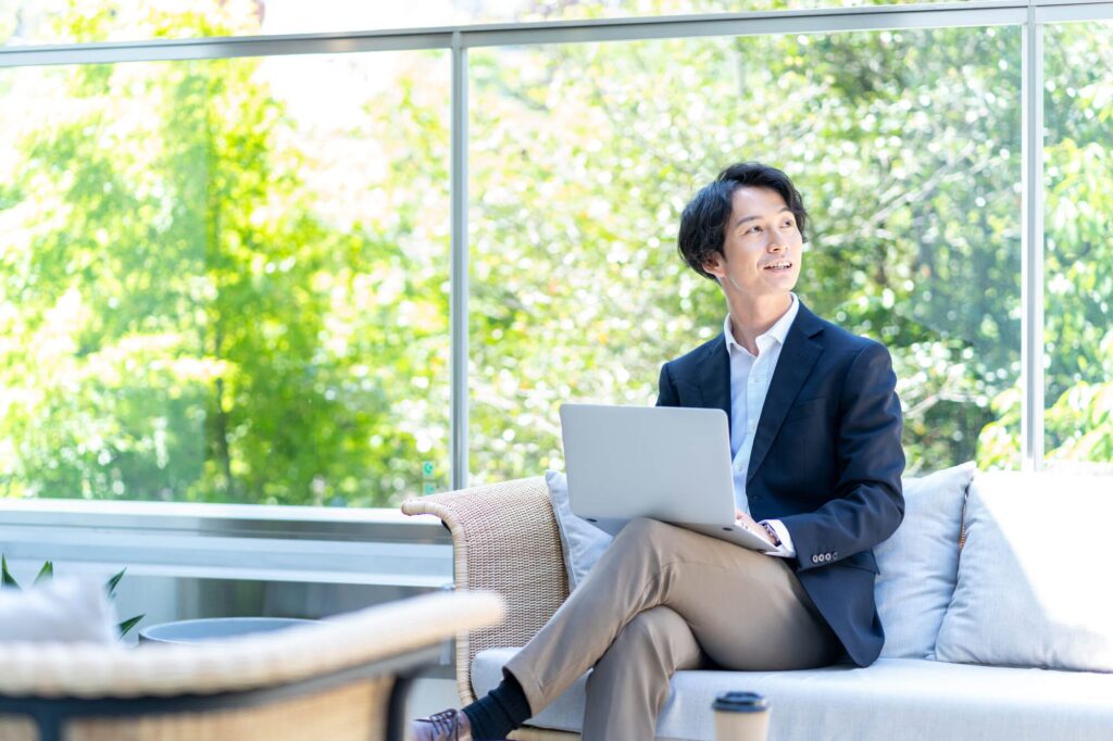 副業で在宅プログラミングを始める方法！案件の探し方や未経験から稼ぐ手順を解説