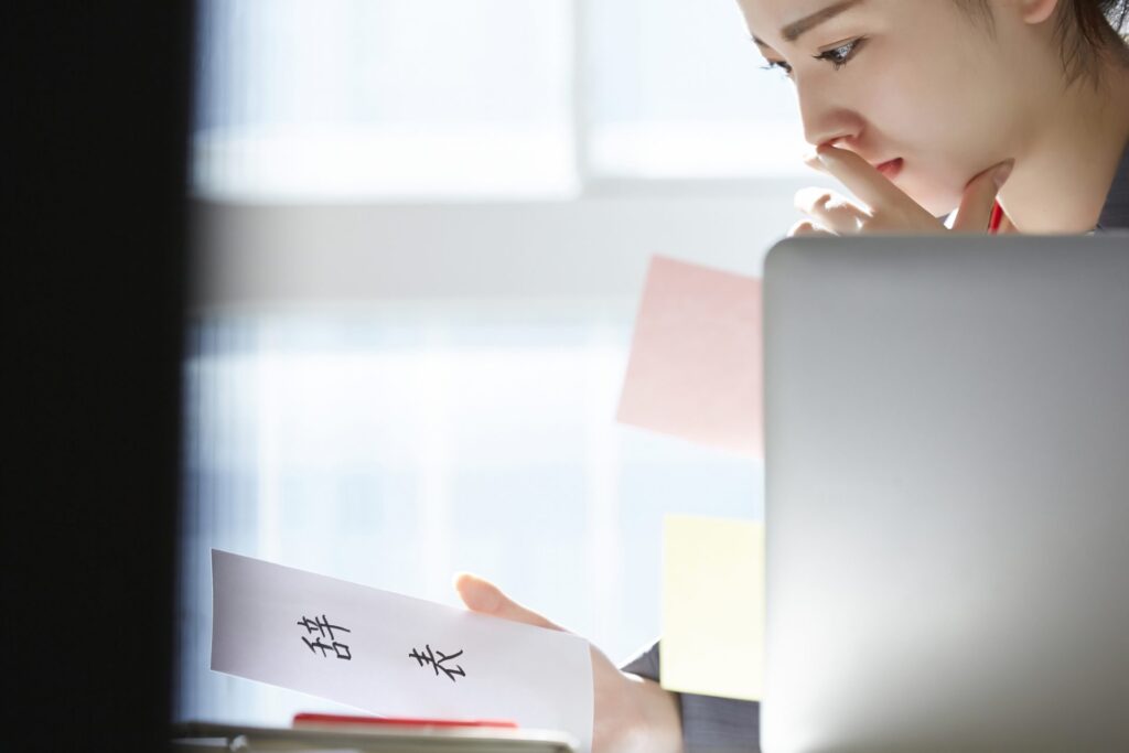 即日退職は違法？退職代行ならできる？スムーズに退職するための方法・言い方を解説