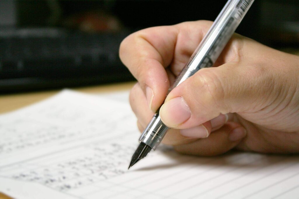 2週間で辞めた会社は履歴書に書くべき？短期離職をアピールする方法と注意点