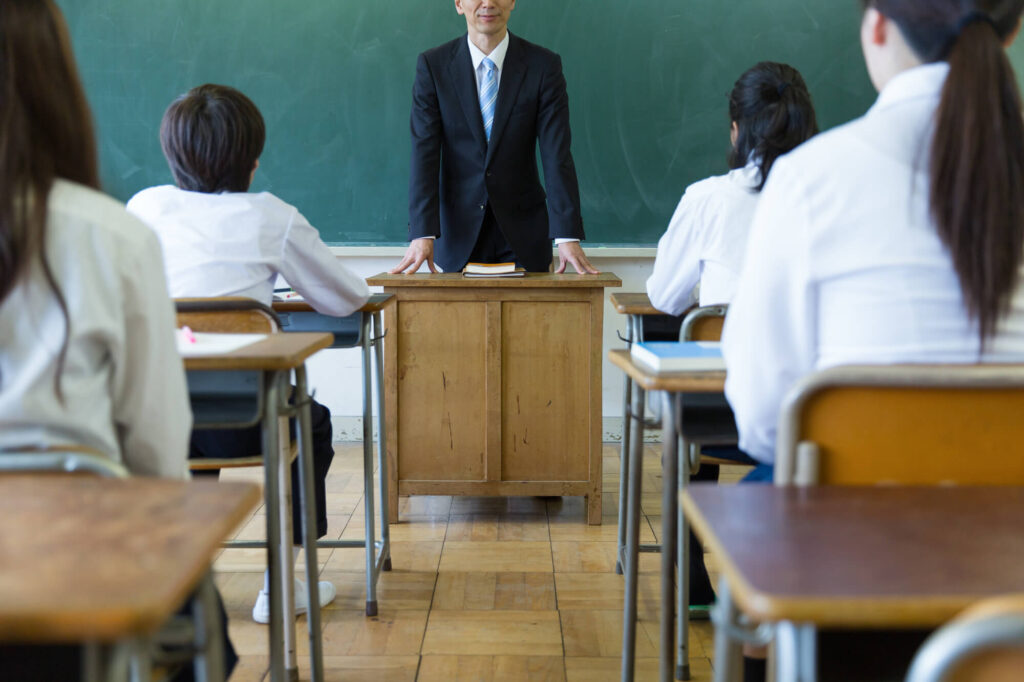 【50代で教員からの転職】成功させるコツやおすすめの転職先を紹介
