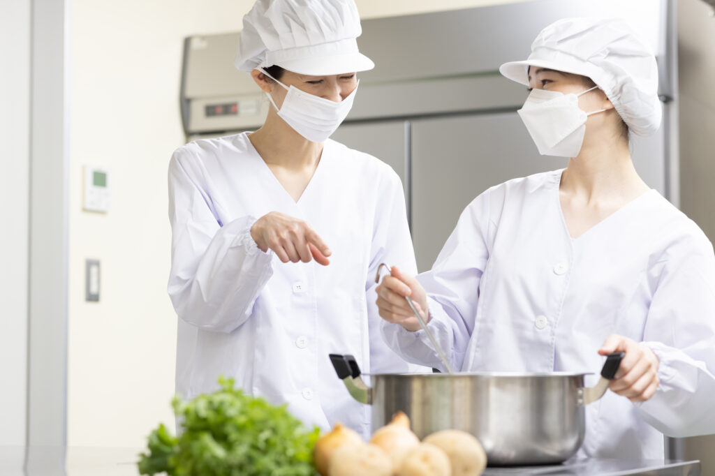 給食調理員がきつい人が辞めたい理由9選!おすすめの転職先7選も解説
