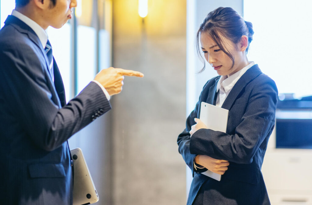 パワハラ(パワーハラスメント)の定義とは?3つの要件と6類型を徹底解説