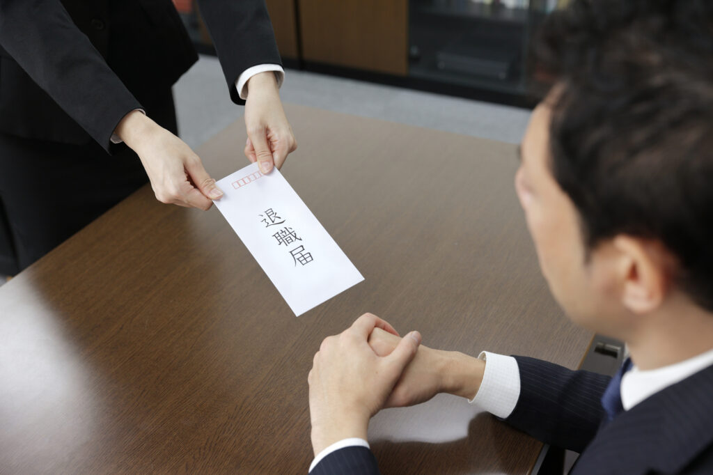 バイトを辞める連絡はLINEだけで問題ない?例文や連絡時のポイントとともに解説