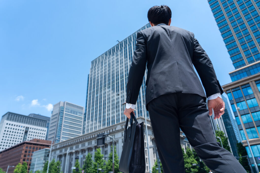 公務員から民間企業に転職した結果は後悔？幸せ？体験談と後悔しないコツを解説